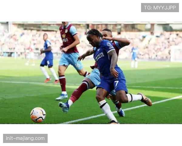 特写镜头:斯特林突破后选择倒三角回传,而非传统高球传中 特写镜头:斯特林突破后选择倒三角回传,而非传统高球传中